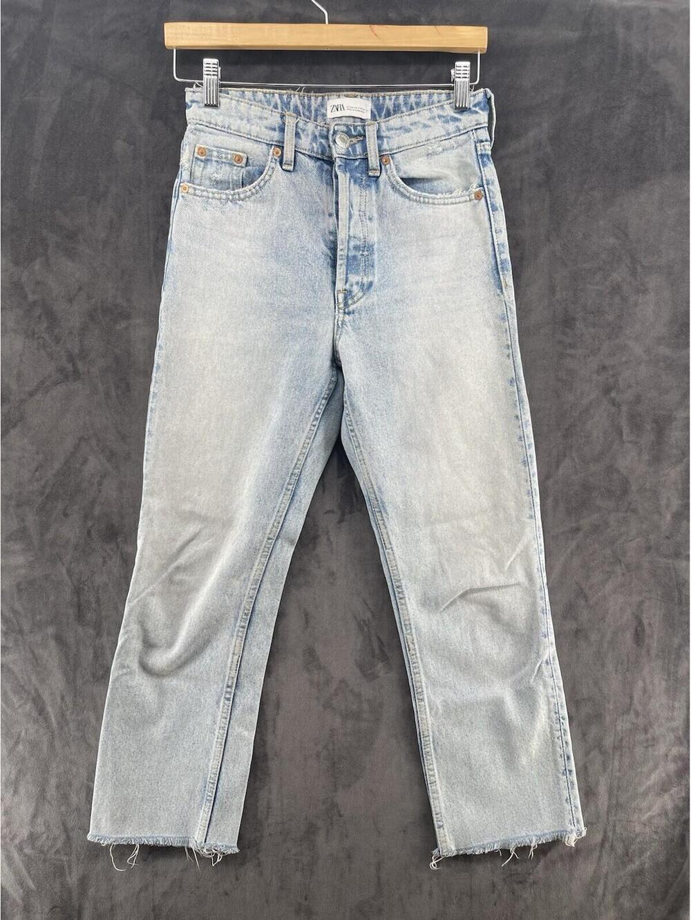 Zara Women’s Light‎ Wash Cropped Straight Leg Jeans Raw Hem Distressed Size 2